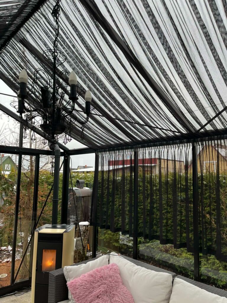 Must võrktüllkardin